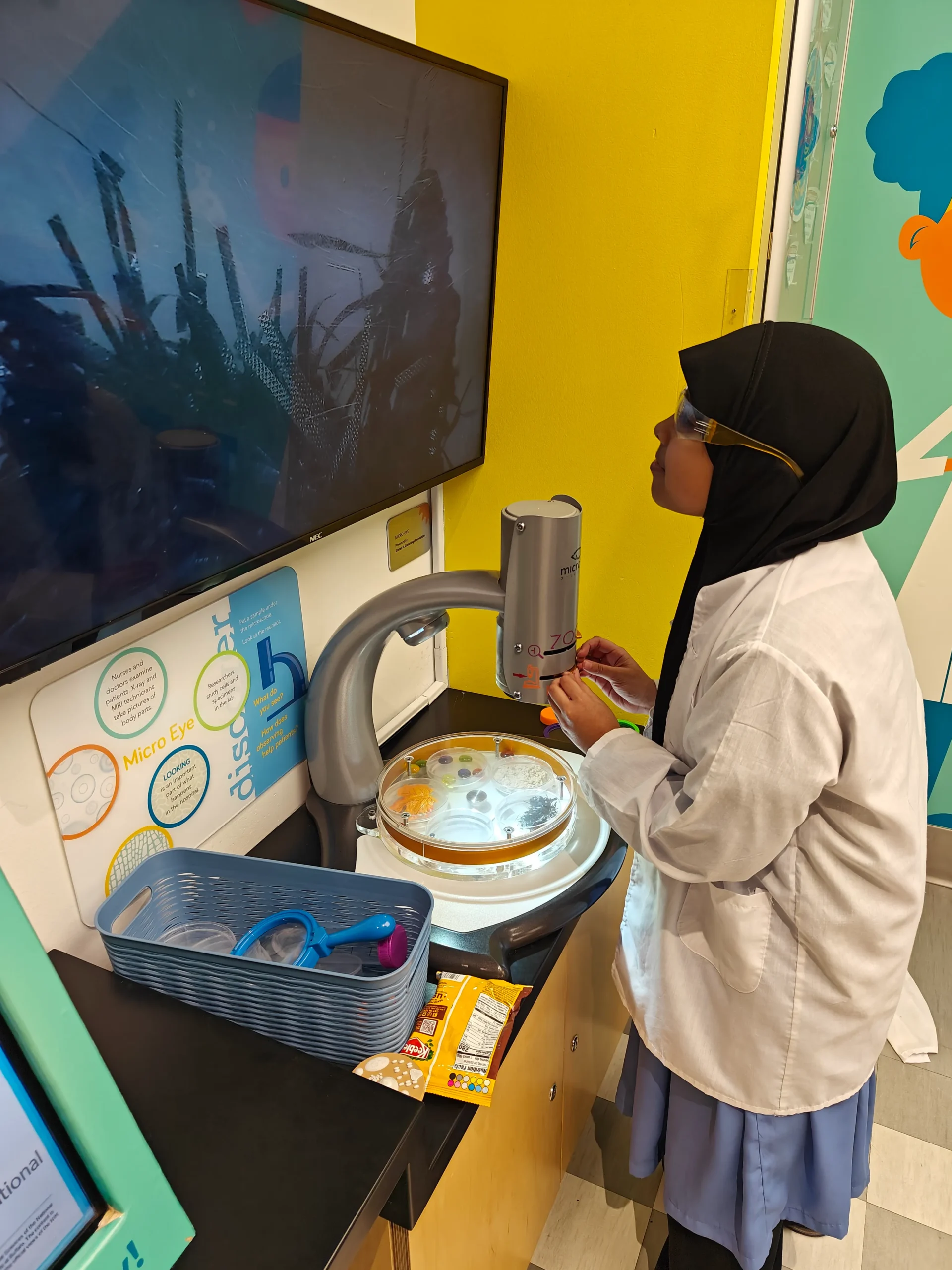 Students on a science museum field trip